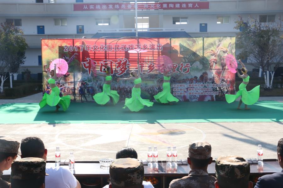 州民族文化工作团到昔马镇慰问演出1