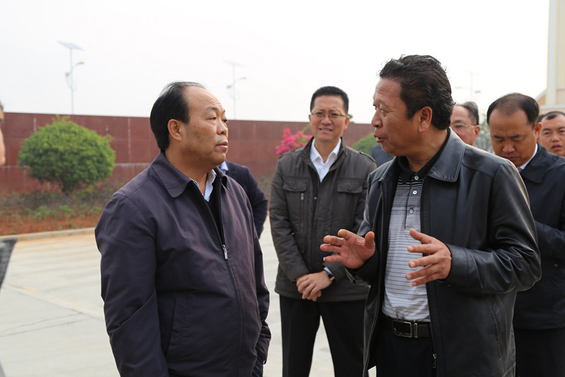 2龚敬政州长调研指导民完中教育教学工作