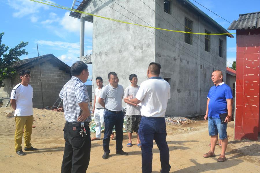 县委马副书记调研弄璋特色村寨建设情况2