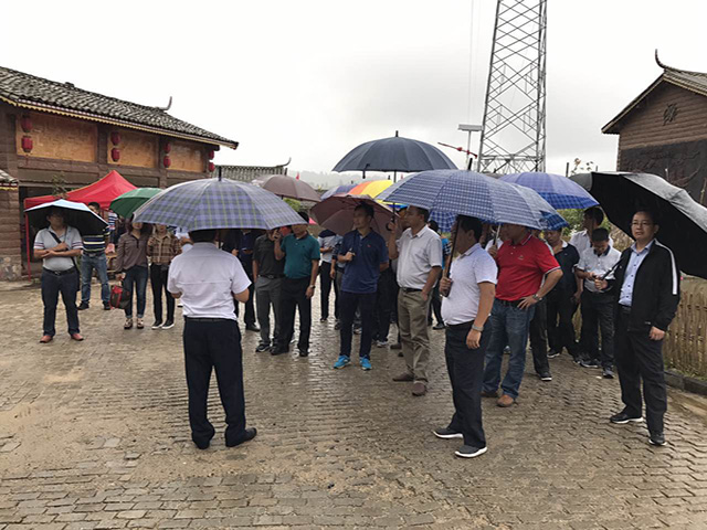 陇川县委书记李林山一行到勐弄乡调研美丽乡村及乡村旅游建设