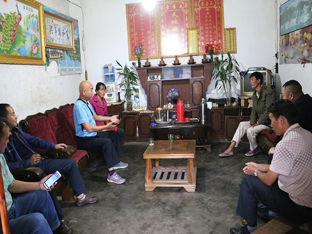 盈江县人大副主任早来春一行到昔马调研