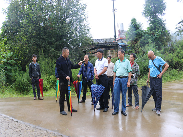 盈江县人大副主任早来春一行到昔马调研1