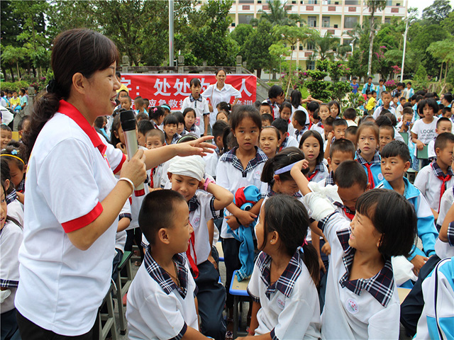 盈江县红十字会开展“世界急救日”宣传活动