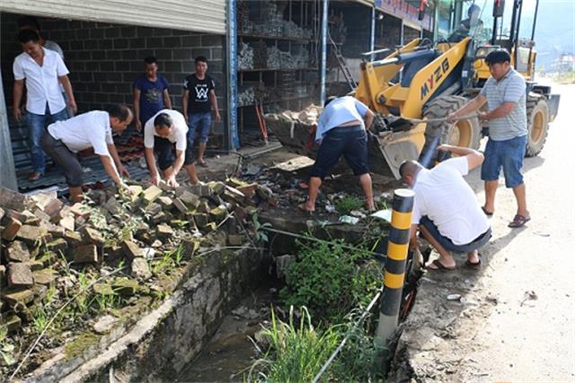 盏西镇开展丙支路盏西段环境综合整治行动