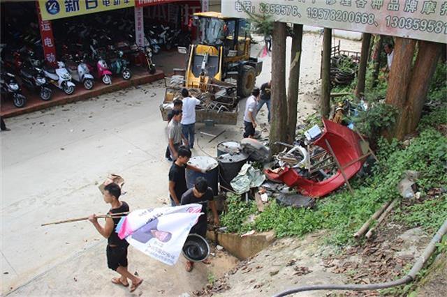 盏西镇开展丙支路盏西段环境综合整治行动1