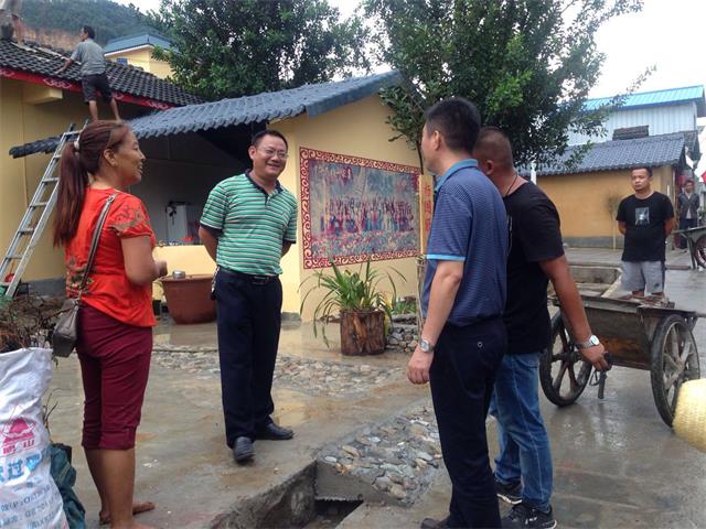 张定刚副县长督促检查弄璋镇C D级危房改造及现场会准备情况