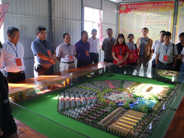 县人大常委会组织部分州县乡代表对全县脱贫攻坚及景颇族精准帮扶工作进行视察