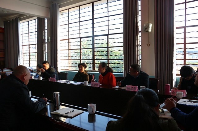 州关工委调研指导盈江县教育局关工委工作