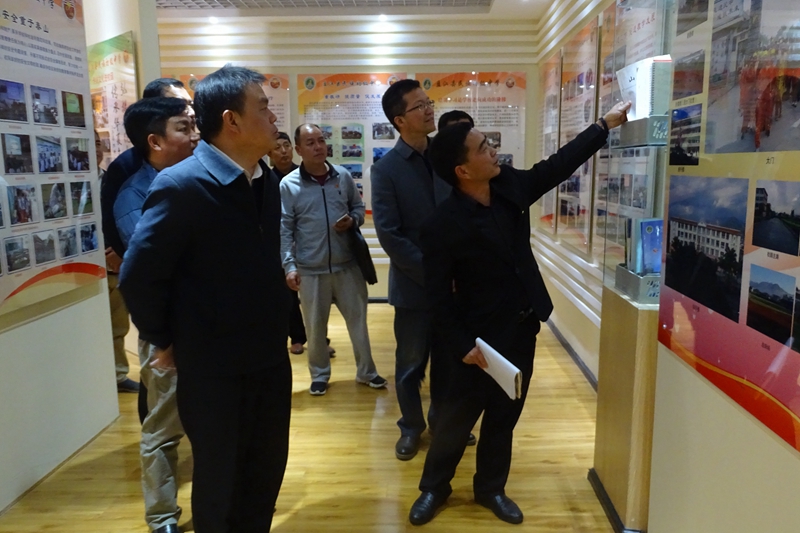 省委组织部调研盈江县民族初级中学党建工作 1