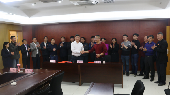 盈江县“贫困户养猪+团餐原料配送”产业融合扶贫项目正式签署