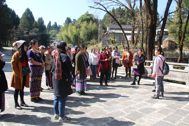 芒章乡妇联组织新当选村妇联执委到勐弄乡参观学习