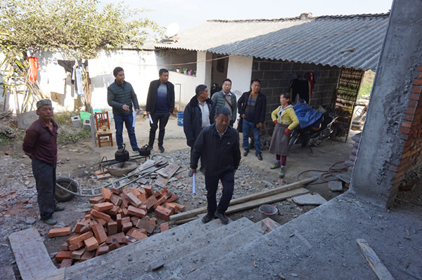 盈江县委政法委到挂钩点走访调研C、D级危改工作