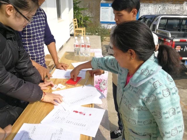 团县委深入精准扶贫挂钩点开展春节走访慰问1