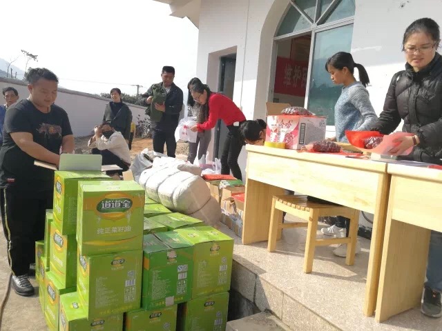 团县委深入精准扶贫挂钩点开展春节走访慰问2