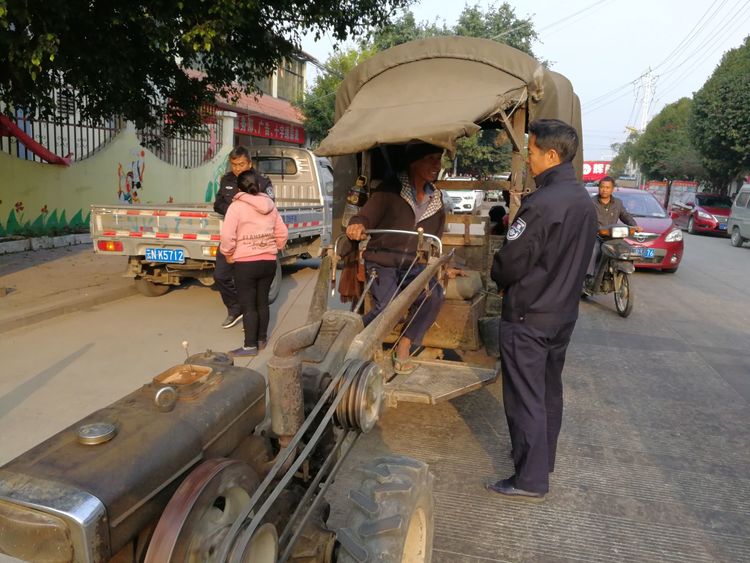 弄璋镇开展迎新年，文明交通劝导活动2