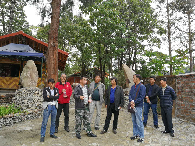 州工商局驻村工作队特邀有关企业深入昔马镇考察调研生态农业、乡村旅游1