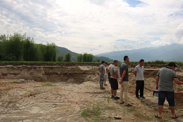 新城乡重拳出击打击非法采砂行为1