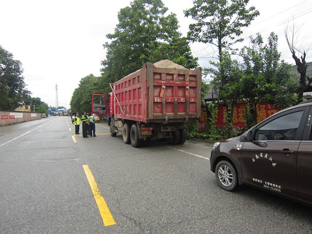 盈江县交通运输局牵头开展城区外遗撒、遗漏整治活动1