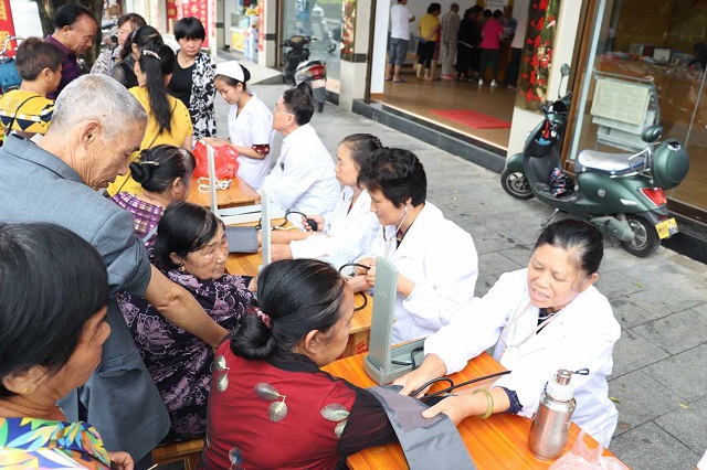 云岭·盈江盈湖社区开展“爱心敬老服务站”揭牌仪式暨成立活动2