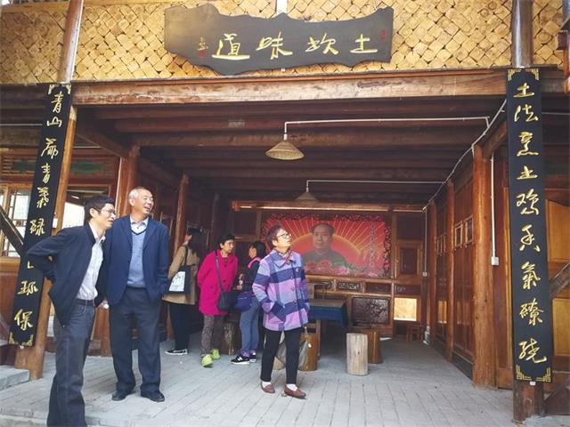 退休干部考察危房改造示范点土坎