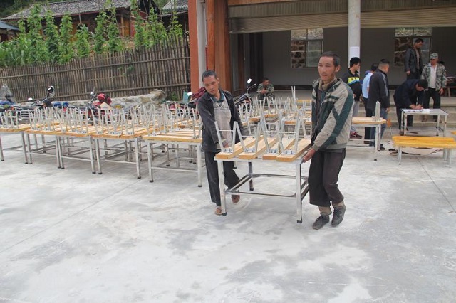 4.爱心桌送村民2