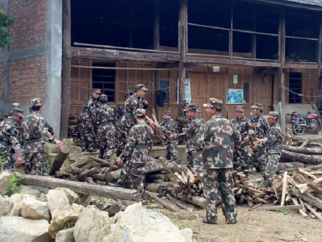 卡场镇黑河村成立党员突击队1