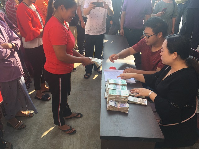 卡场镇举行迈东养牛合作社抱团发展分红仪式2