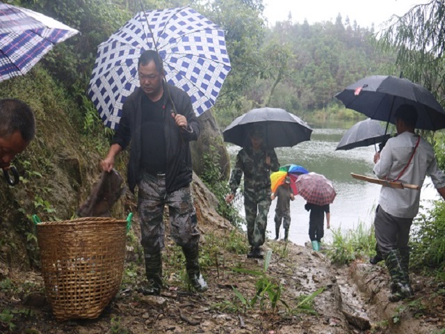 党政军警民齐出动 助推河湖长制工作2