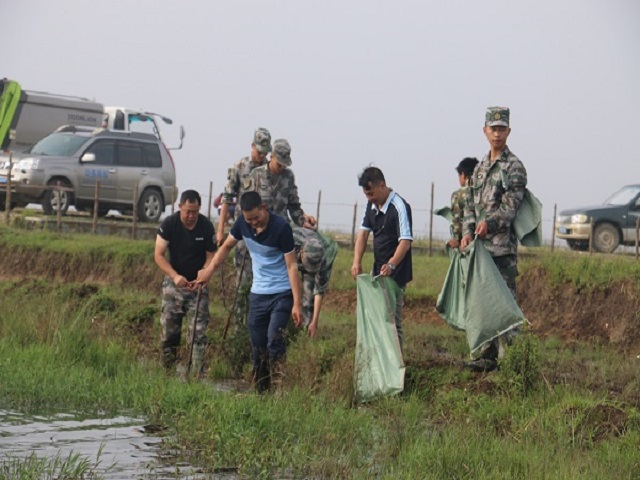 党政军警民齐出动 助推河湖长制工作3