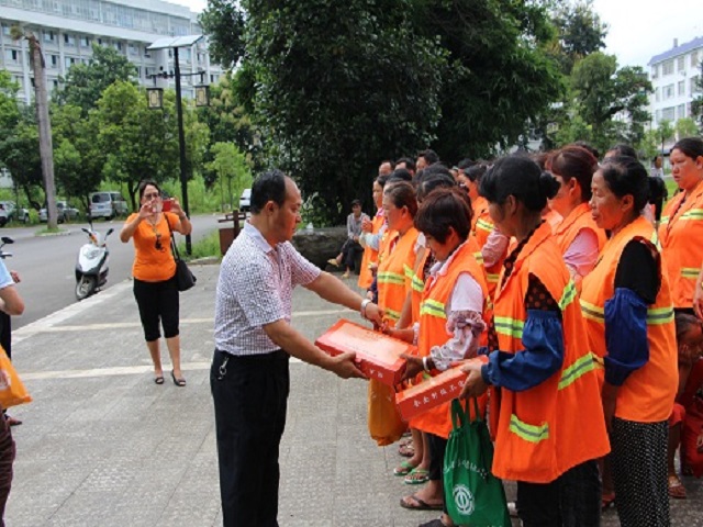盈江县总工会组织开展2018年“夏送清凉”活动1