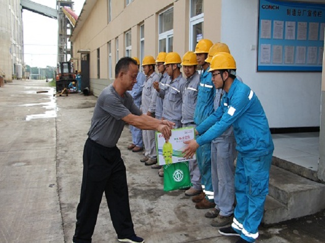 盈江县总工会组织开展2018年“夏送清凉”活动2