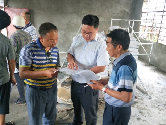 德宏州不安全校舍加固改造工作检查组指导盈江工作1