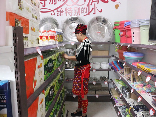 “爱心超市”揭牌运营 全力助推脱贫攻坚3