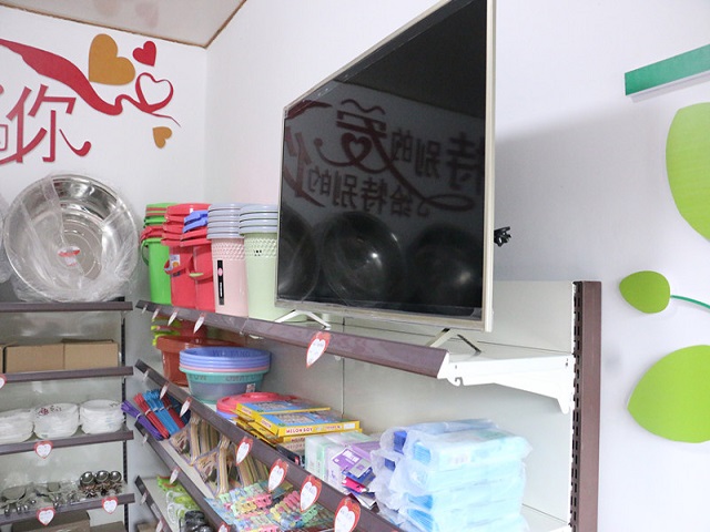 “爱心超市”揭牌运营 全力助推脱贫攻坚5