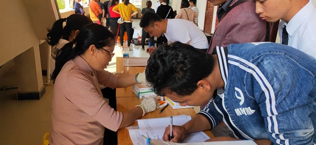 开展防艾知识宣传和快速检测活动