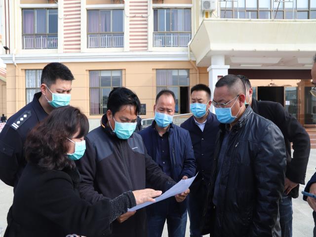 5.在恒凯酒店检查集中隔离观测工作情况