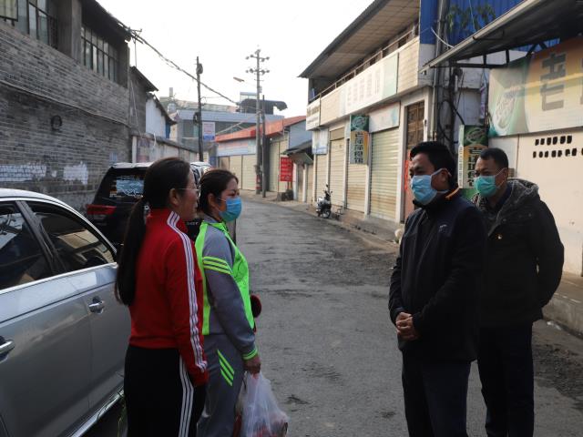 1.在棒桑响与路人交谈了解疫情防控自我保护措施