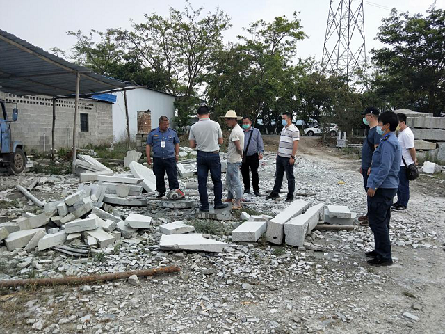 盈江县多部门联合整治城区非法加工墓碑石材作坊916F5
