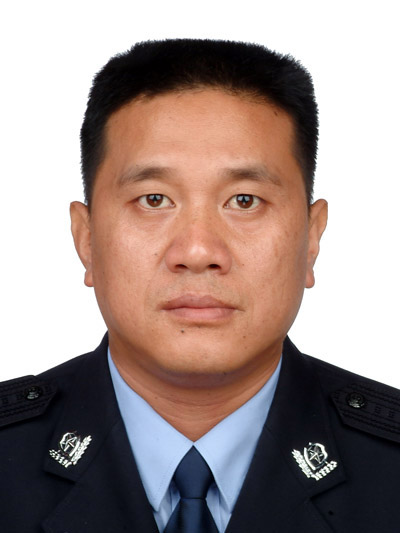 盈江县公安局党委委员、交通警察大队大队长（四级高级警长）