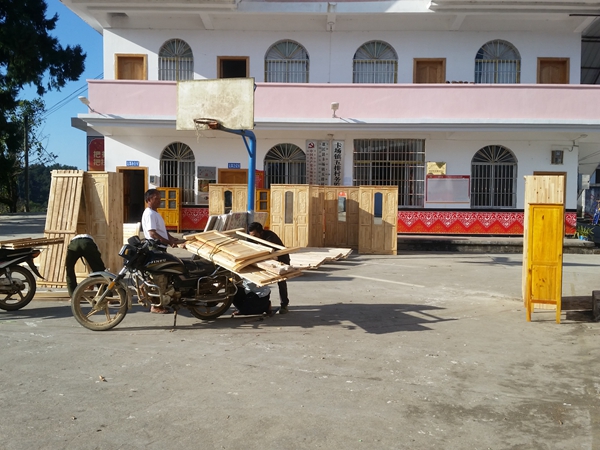 教育局为卡场镇五排村挂钩帮扶建档立卡户添置家具