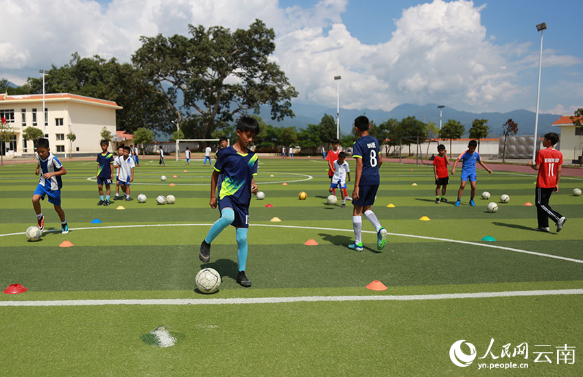 旧城镇中心小学的学生在练习传球。人民网记者 李发兴摄