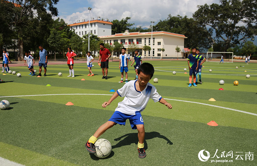 旧城镇中心小学的学生在练习传球。人民网记者 李发兴摄