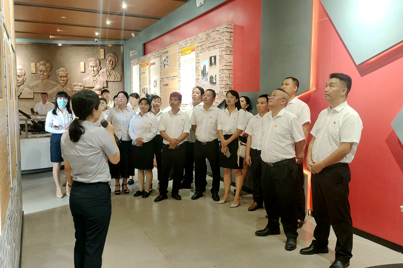 七一，参观梁河纪念馆_副本