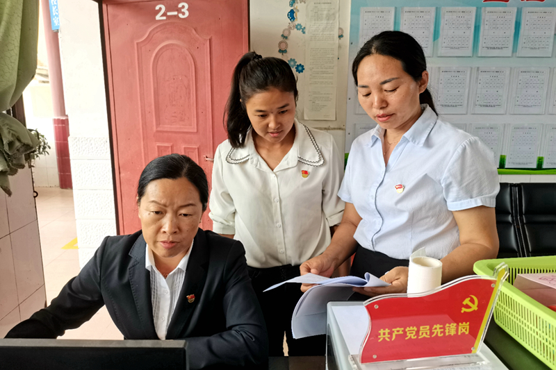 青蓝工程——党员教师指导青年教师备课_副本