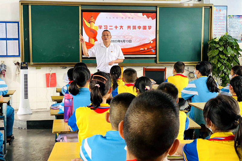 书记带头上思政课_副本