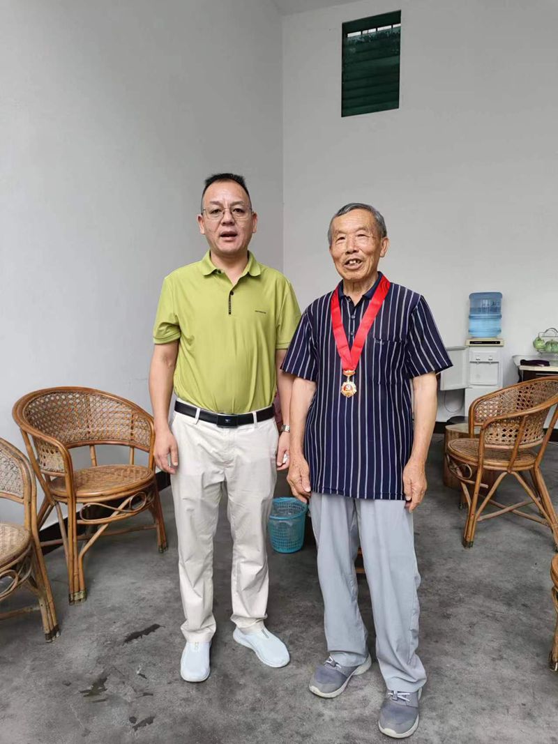 1 光荣在党50年（包继康）_副本