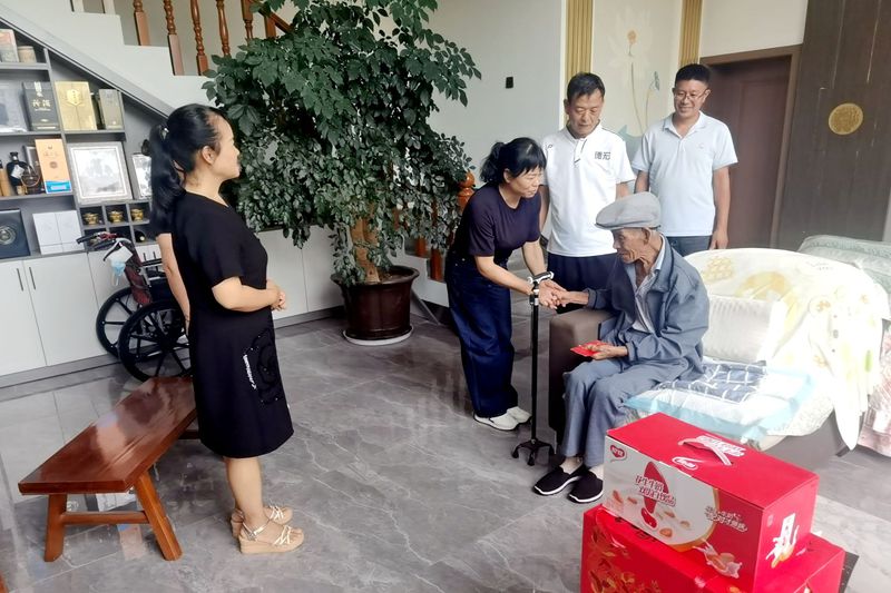 4 慰问老党员 (2)_副本