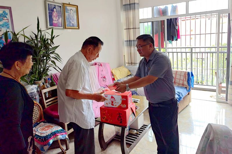 4 慰问老党员_副本