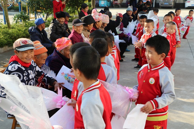 2017年敬老院过生日照片 025