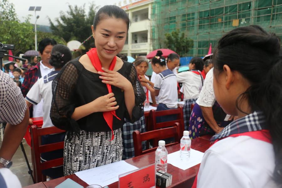 少先队员为嘉宾佩戴红领巾